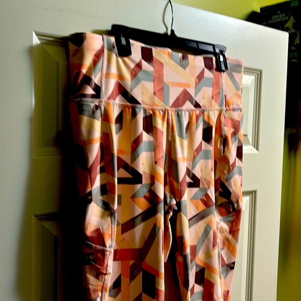 Xersion  7/8 ankle leggings Pink/gray new XLG